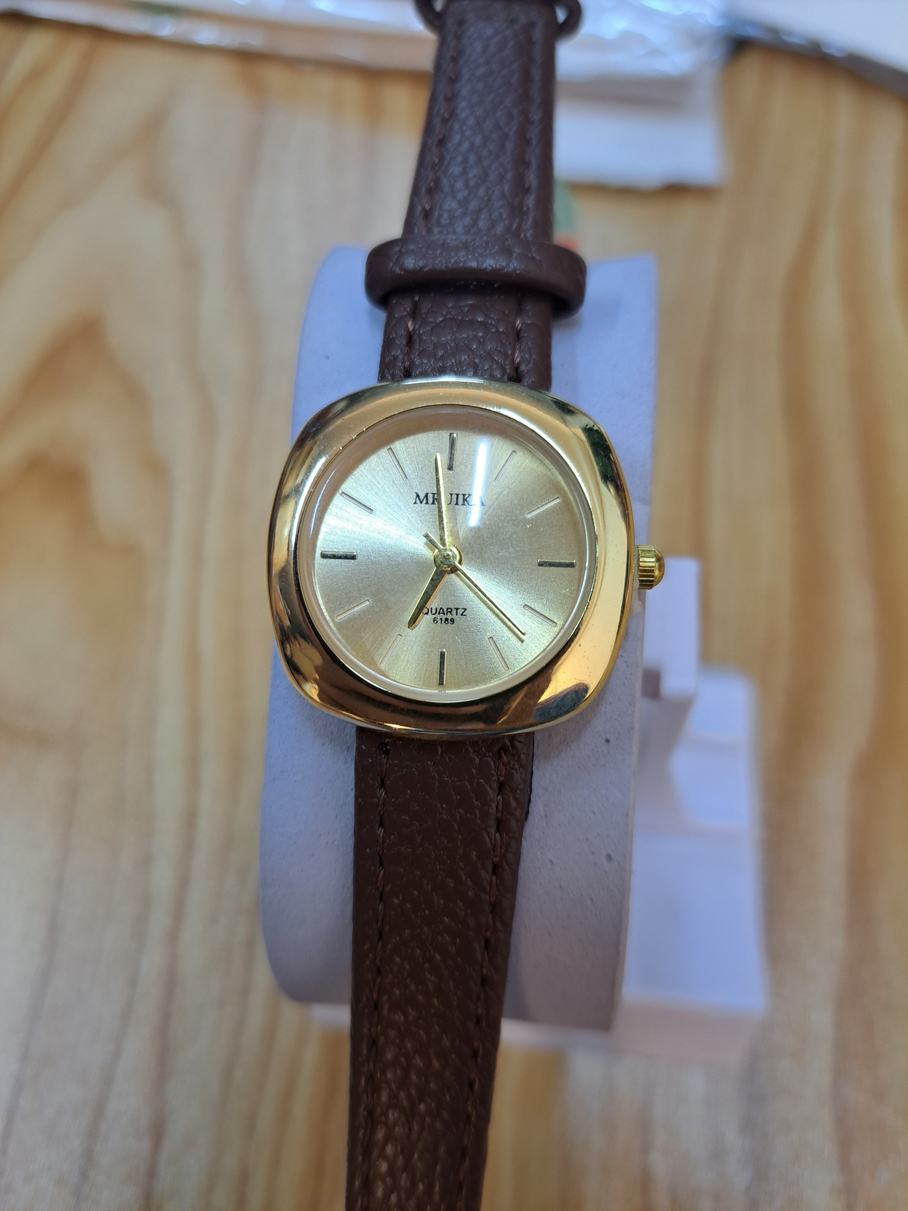 LW 124 MRUIKA Elegant Gold Case Watch