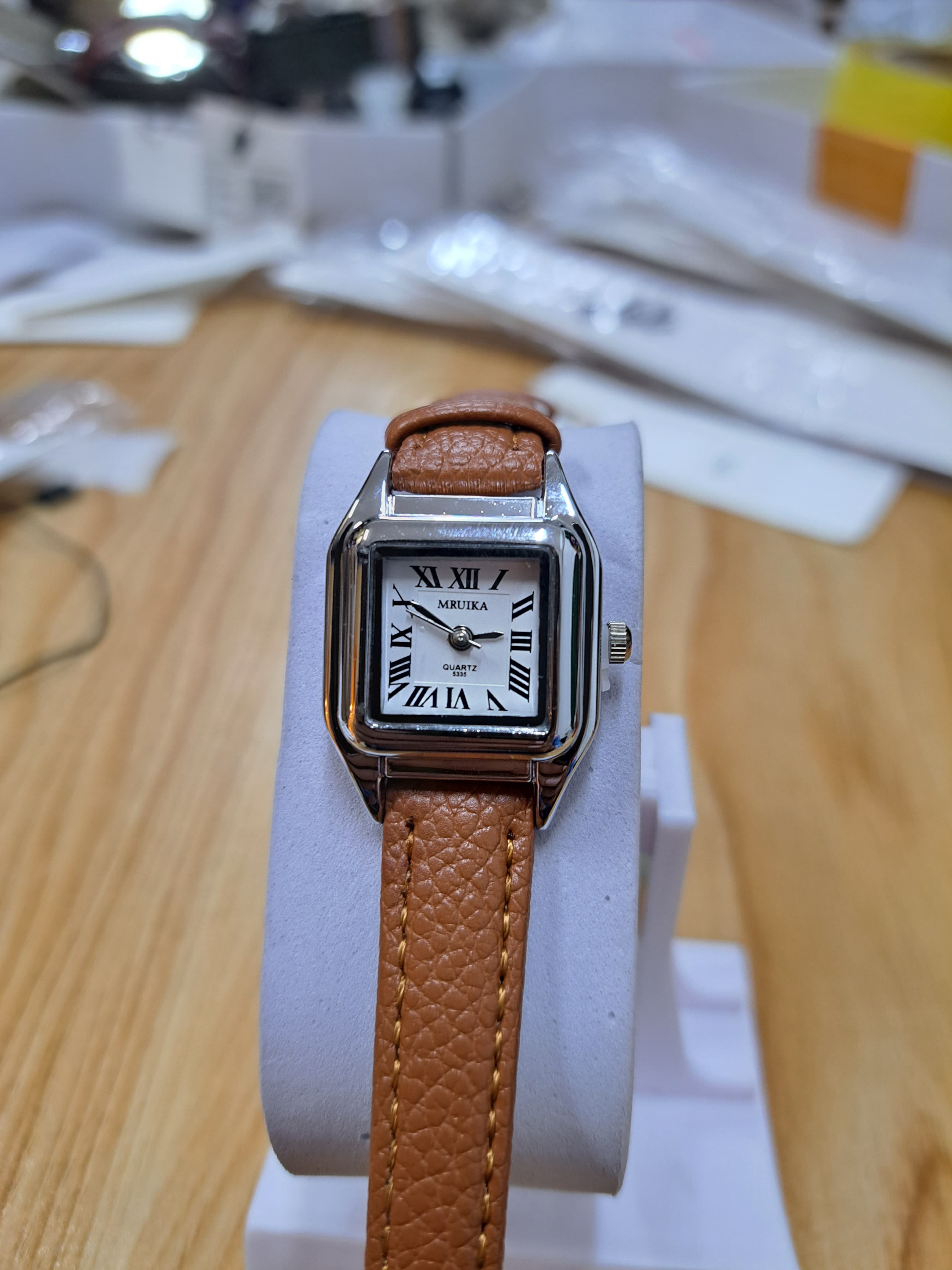 LW 118 MRUIKA Classic Roman Dial Leather Strap Watch