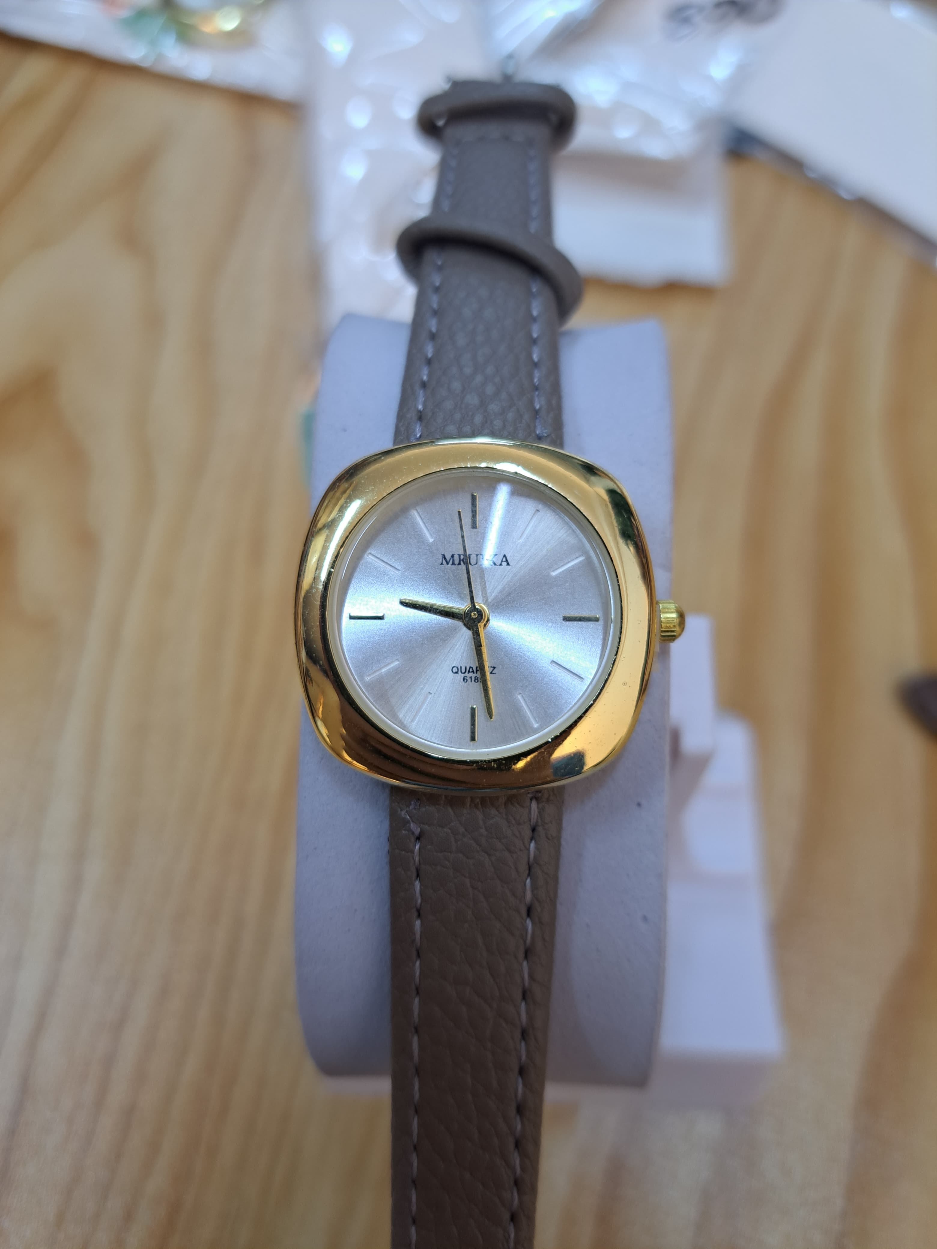 LW 126 MRUIKA Elegant Gold Case Watch