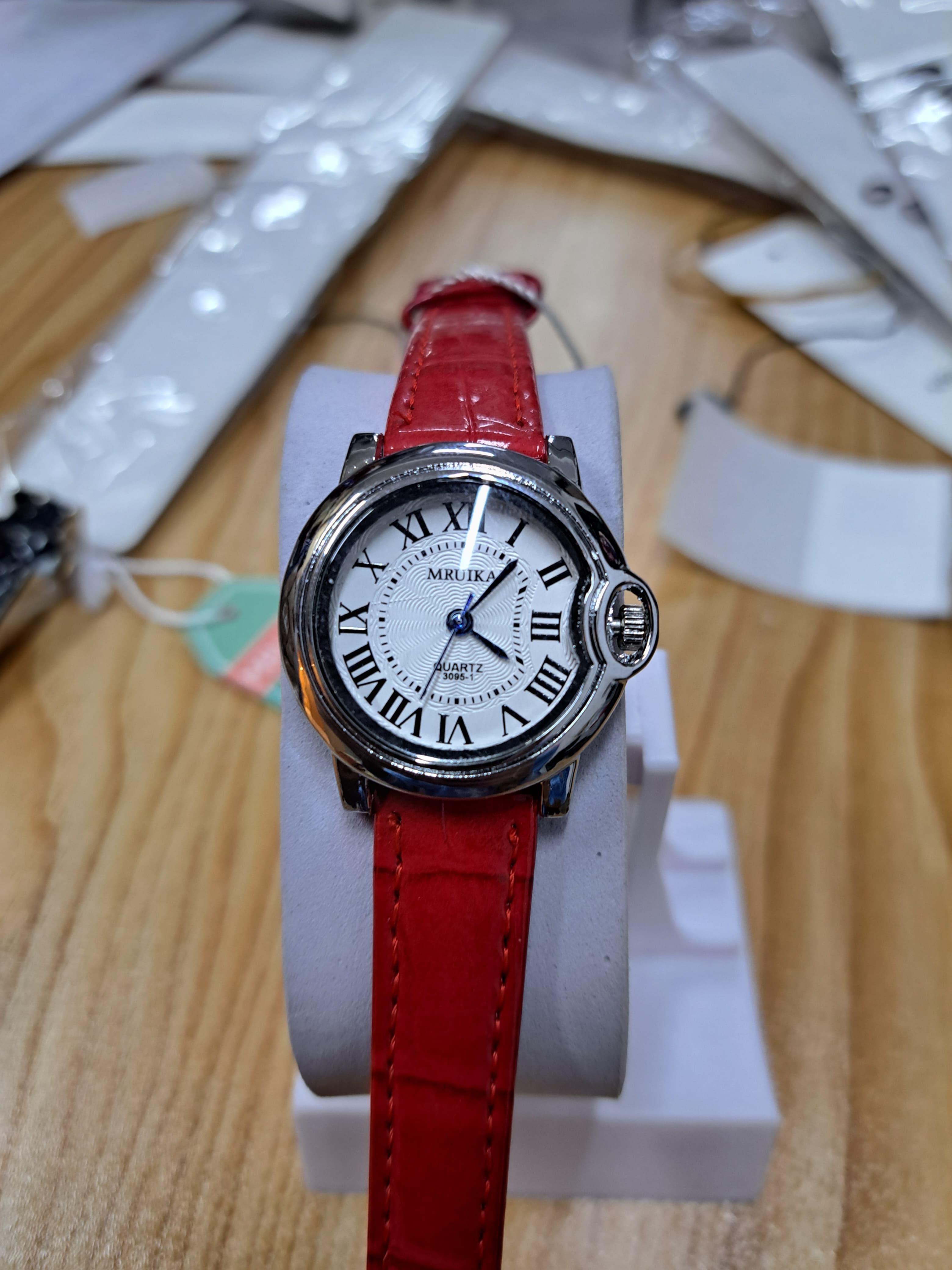 LW 121 MRUIKA Classic Roman Dial Leather Strap Watch